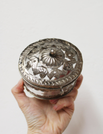 Glazen vintage bakje met zilverkleurig omhulsel. Oud potje met deksel