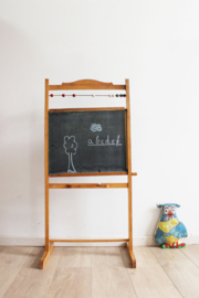 Vintage schoolbord met telraam. Houten retro krijt / tekenbord