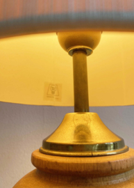 Massief houten vintage tafellamp met crèmekleurige kap. Retro design lamp