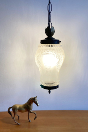 Lantaarnvormige vintage lamp. Koddig hanglampje van glas.