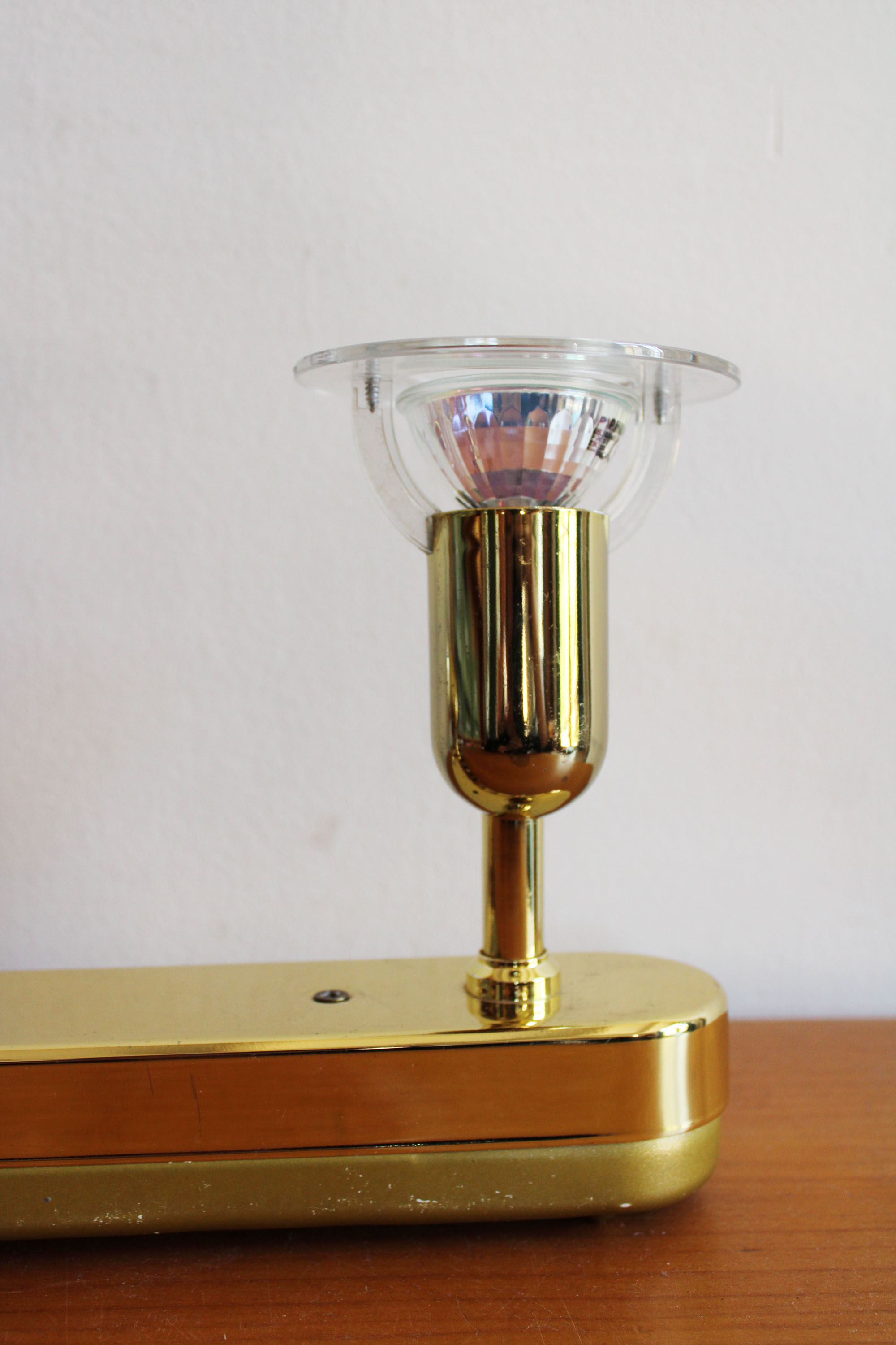 Vintage wandlamp met twee spotjes van goudkleurig metaal. Retro lamp