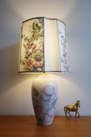 Vintage vaaslamp met prachtige kap. Keramieken lamp met roze bloemen.