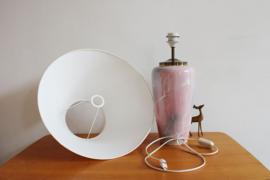 Roze keramieken vintage lamp. Grote pastelkleurige tafellamp met kap.