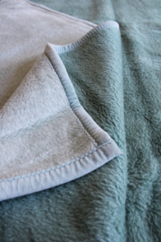 Grote blauw / groenige retro deken van dralon. Tweepersoons vegan sprei/ vintage plaid.