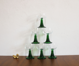 6 retro moezel / roemer glaasjes. Set vintage Luminarc wijnglazen op groene voet.