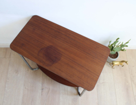 Vintage bijzettafel met dubbele laag. Retro design tafel - Bauhaus stijl.