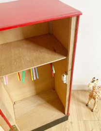 Knal rode vintage kledingkast voor de pop. Houten retro nachtkastje
