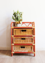 Rotan vintage kastje met rode details en 3 lades. Boho nachtkastje / retro ladekast