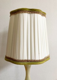 Vintage lamp op albast/marmeren voet. Kitsch tafellamp met geplooide kap.
