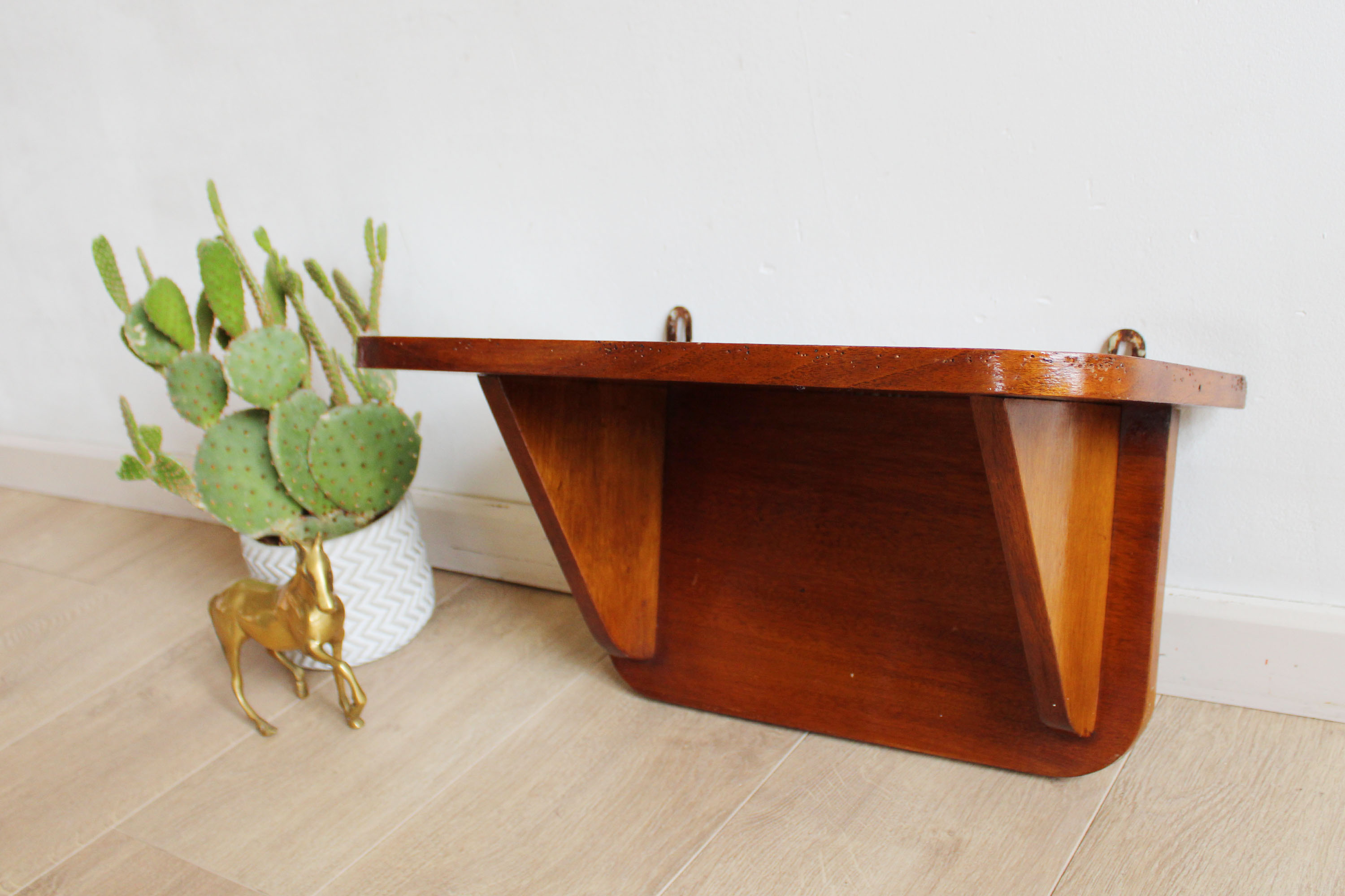 Houten vintage plankje. Retro schapje voor aan de wand