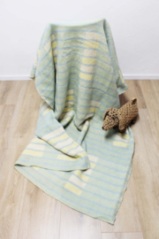 Groene wollen vintage deken. Retro sprei / plaid met geometrisch patroon