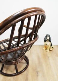 Rotan vintage draaistoel met blauw kussen.  Retro Manou fauteuil