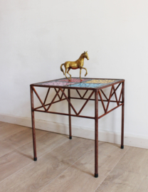 Kleurrijk bijzettafeltje met stenen blad. Vintage tafel met Mozaïek.