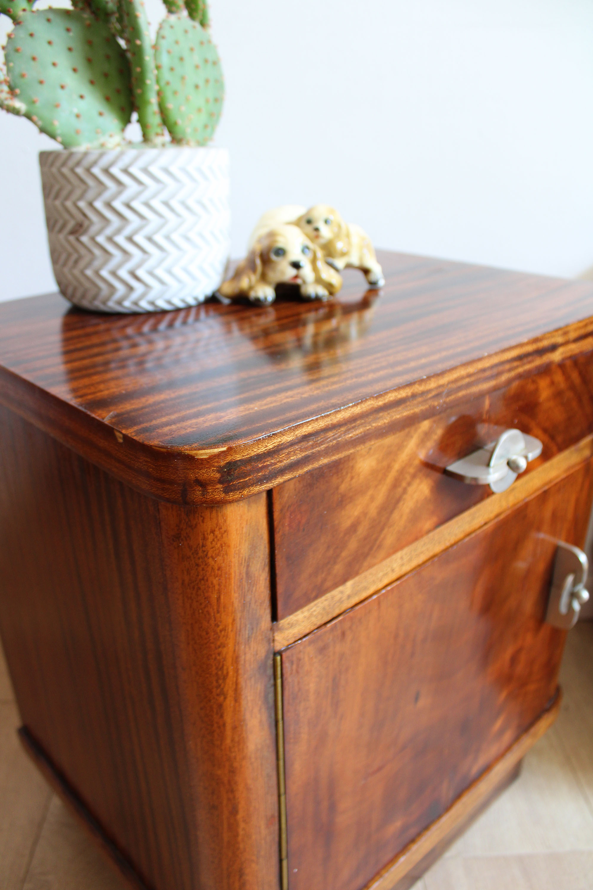 Set houten vintage nachtkastjes. Twee Art Deco stijl retro kastjes