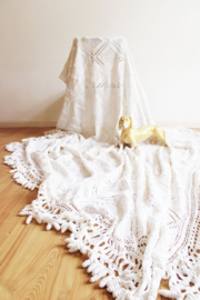 Prachtige grote witte vintage sprei. Gehaakte bohemien lapjes deken