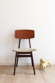 Houten vintage stoeltje. Mid Century retro slaapkamer stoel