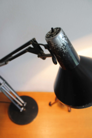 Zwarte vintage bureaulamp met zwenk arm. Industriele retro design lamp