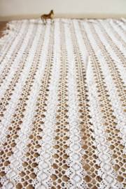 Prachtige grote witte vintage sprei. Gehaakte bohemien sier deken