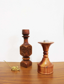 Set houten Wabi Sabi kaarsenhouders. 2 vintage kandelaars.