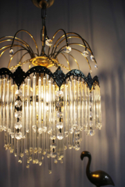 Goudkleurige vintage kroonluchter met lange pegels. Hollywood Regency hanglamp