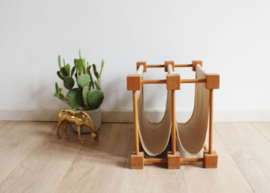 Houten vintage krantenbak. Retro lectuurbak / magazine holder