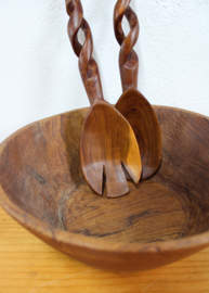 Houten vintage kom met bestek. Vierkante retro salade schaal