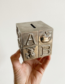 Verzilverde spaarpot voor kinderen. Vintage spaarpotje met alfabet.