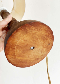 Houten vintage tafellamp met beige kap. Scandinavische retro lamp