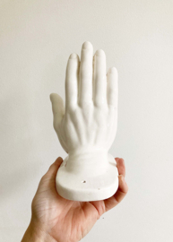 Keramische vintage hand voor aan de muur. Wit retro zeepbakje
