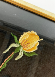 Vintage borduurwerk met gele rozen. Retro bloemen 'schilderijtje' in lijst