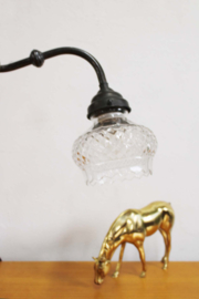 Antiek wandlampje met glazen kap. Vintage lampje