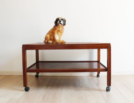 Houten vintage salontafel met dubbel blad. Retro tafel op wieltjes