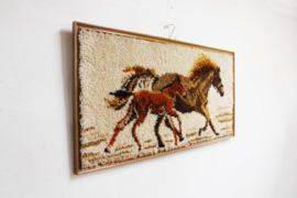 Groot handgeknoopt paneel met paarden. Ingelijst XXL vintage wandkleed