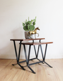 Vintage mimiset van hout en metaal. 2 retro tafeltjes / nesting tables