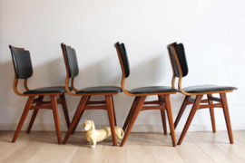 Set houten vintage stoelen met zwart skai-leer. Mid Century retro design