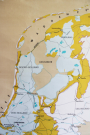 Vintage schoolplaat - Bedreigd waterland. Retro landkaart Nederland, o.a. de rampvloed uit 1953 en het Deltaplan