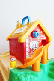 Vintage Fisher Price school huis met speeltuin. Origineel retro speelgoed