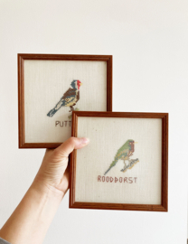 Set vintage borduurwerkjes met vogels. Geborduurde 'schilderijtjes', putter en roodborst