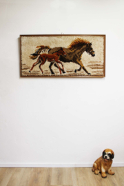 Groot handgeknoopt paneel met paarden. Ingelijst XXL vintage wandkleed