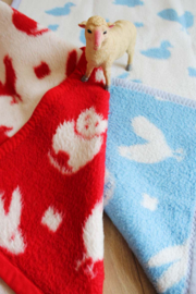 Twee vintage dekentjes van dralon. Retro sprei / vegan babydeken, blauw en rood