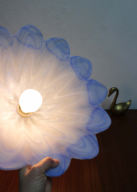 Wit vintage hanglamp van blauw/wit glas. Glazen retro lamp