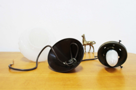 Antiek opaline hanglampje. Art Deco vintage lamp van wit glas