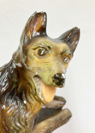 Groot gipsen honden beeld. Vintage herdershond beeldje