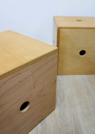 Twee houten vintage kubussen.  Set multifunctionele krukjes / kisten