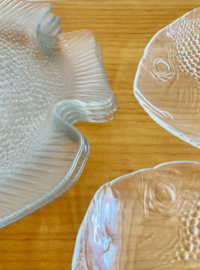 Set van 7 glazen vintage borden in vis vorm. Retro Arcoroc visborden
