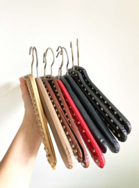 9 vintage kledinghangers van skai leer. Set retro kleerhangers o.a. met studs
