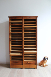 Grote antieke archiefkast met roldeuren. Houten vintage rolluikkast