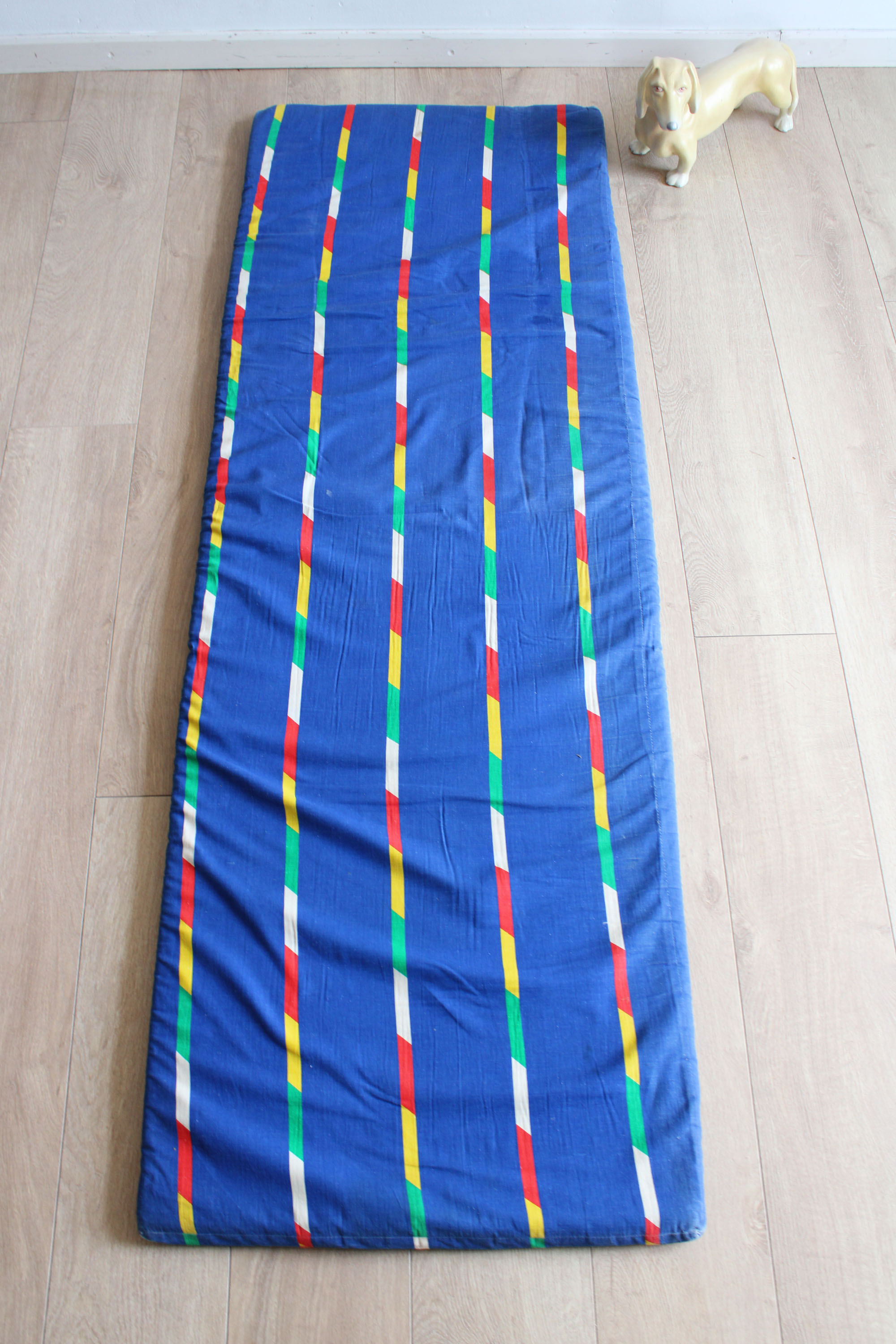 Blauw vintage logeermatras. Opvouwbaar retro matras / speelkussen