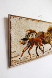 Groot handgeknoopt paneel met paarden. Ingelijst XXL vintage wandkleed