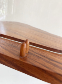 Glazen kaasstolp op teakhouten plateau. Scandinavisch design - Akta Teak